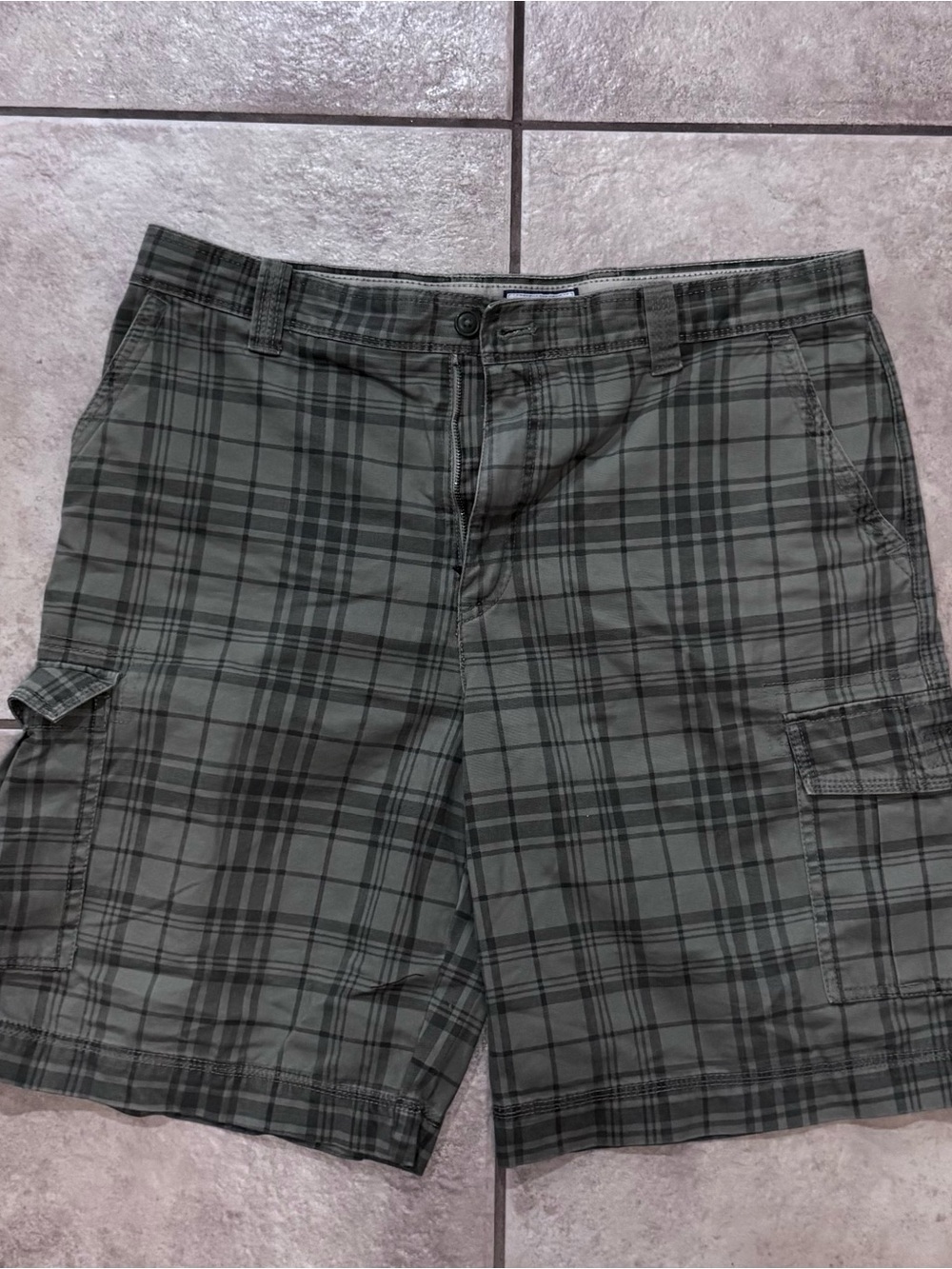 Izod Men's Olive Plaid Cargo Shorts